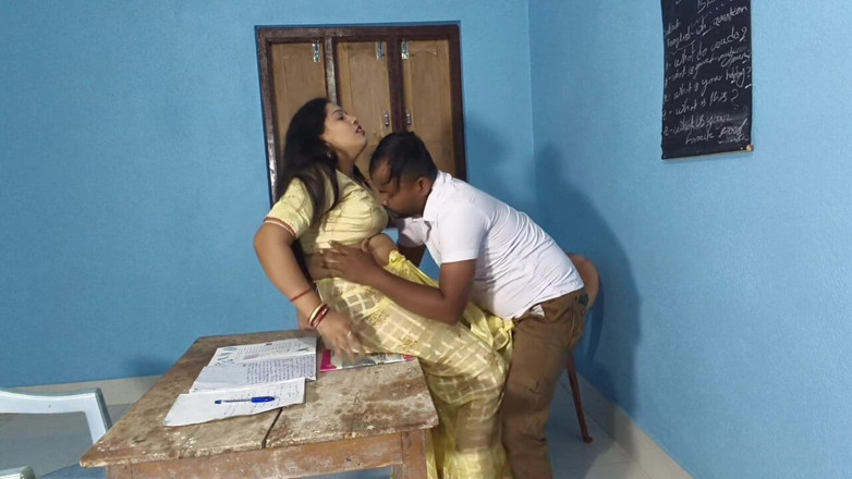 Sona bhabhi: seksi angreji tichar maidam klas room men apne chhaatr ke...