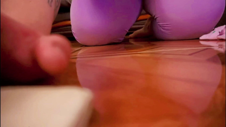 AssGives: Il gigante ti schiaccia con i suoi piedi