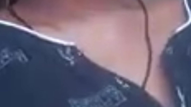 DesiBurChudai: 老公出去后，他岳母继兄非常凶猛