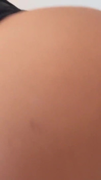 Bombasse assise sur votre bite