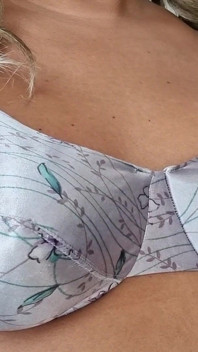 Sexy versus sutien din satin, țâțe Bullet, țâțe pointy, țâțe mângâiate