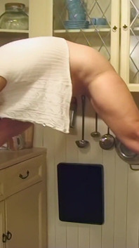 Heiße blonde amateur-MILF in ihrer küche fotografiert
