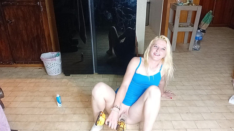 18blondteen: Sexy blonďatá 18letá holka šuká rc auto s robertkem
