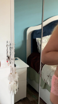ザラチャーム - 柔らかな光の下の寝室ストリップティーズ