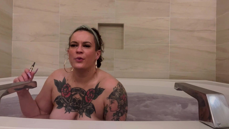 Quinn Marie: Getatoeëerde pawg speelt in het bad en vapt