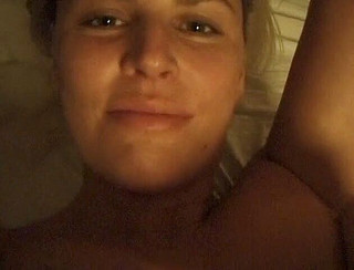 Flash Model Amateurs: 拥有天然大奶子的金发女郎被抚摸