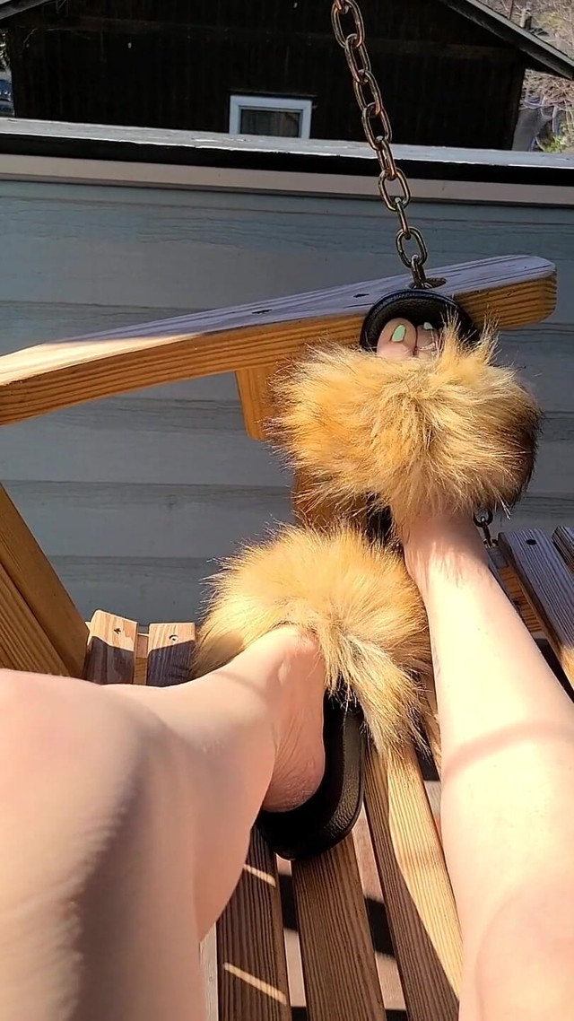 Spring Feet Furry Slides (Raven Willow)