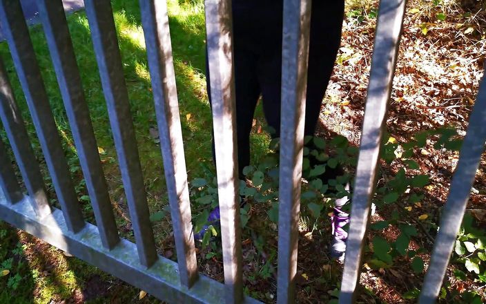 Bouncy Tits Action: Göğüslerini birçok aşındırıcı thgings'e bastırıyor ve sonra tokatlıyor