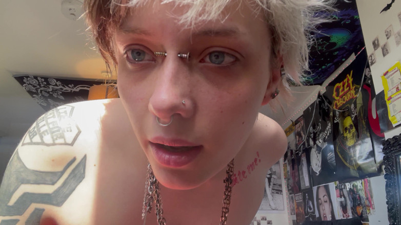 Glitterqueen1999: Gadis gotik tanpa make-up ini bikin kamu muasin hidungnya di...