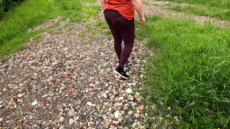 Bouncy Tits Action: Treinamento de peitos em pasto e prado