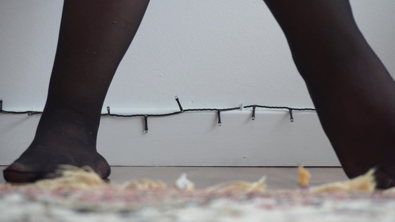 Sasha Curves: 수축된 동료들과 숨바꼭지를 치는 거인들