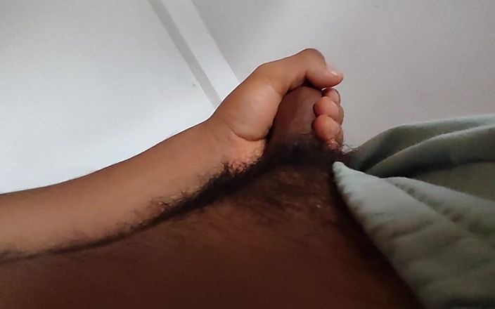 Hornyboy2058: Zakar yang belum dipotong beraksi - Hanya dalam seluar pendek dan...