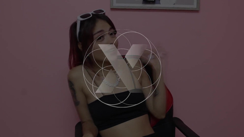 Feet Lovers club: 그녀는 자신의 보지를 빨아들이는 것을 좋아합니다