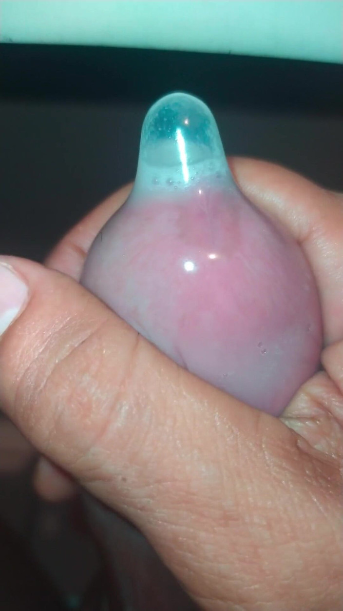 Naughty Cock: Dağınık olmadan mastürbasyon, her şey prezervatifin içinde tutuluyor.