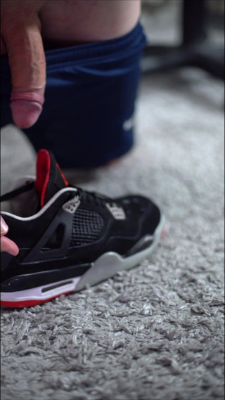 Sneakersmax98: Jordan retro iv spor ayakkabılarla oynuyor ve içine boşalıyor