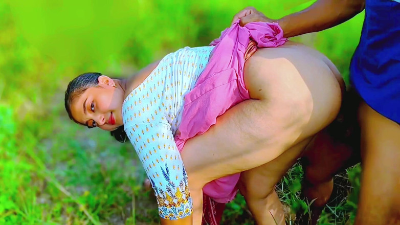 Fuckkkker: Une jolie femme de ménage desi du village se fait...