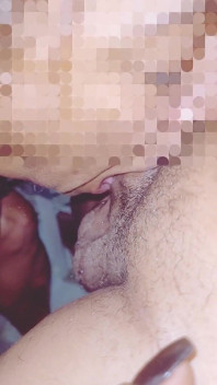 Versaute MILf lutscht sperma in ihre kehle, während der klempner stöhnt