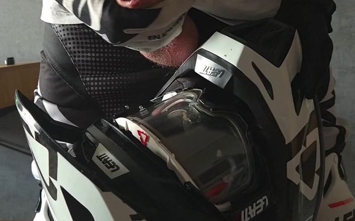 Sneakersmax98: Tarte à la crème sur mon Mxhelmet