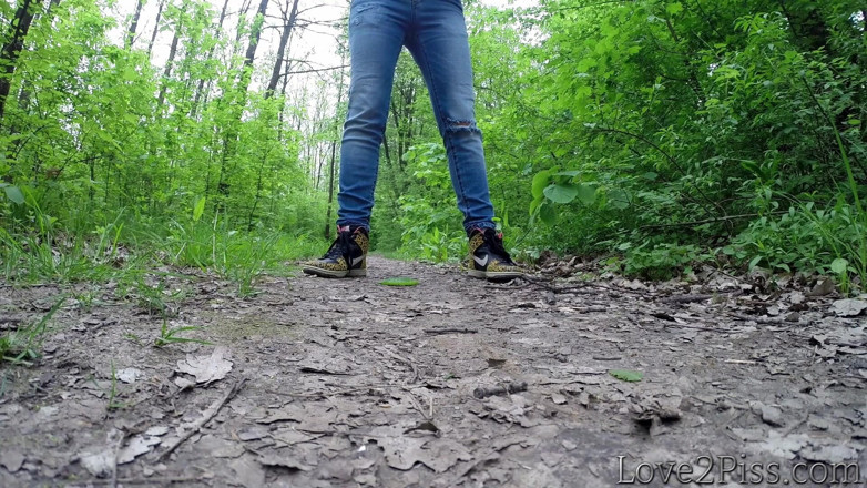Love 2 Piss: All natural. Ingrid is peeing and wiping herself with a...