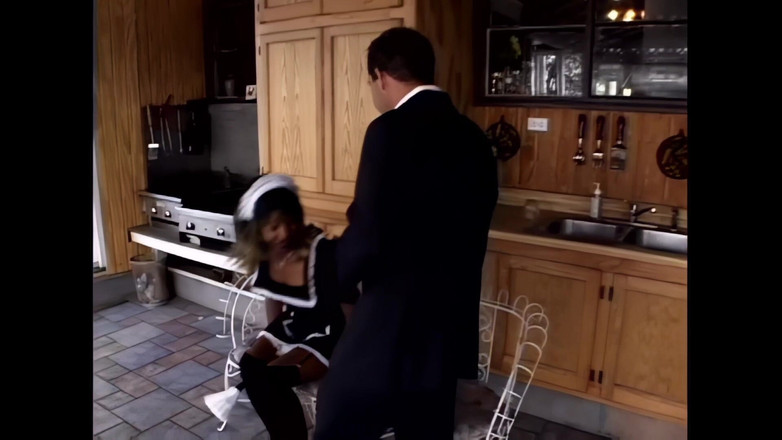 The Dark Side X: Zwarte poesjesmeid verslindt wit vlees