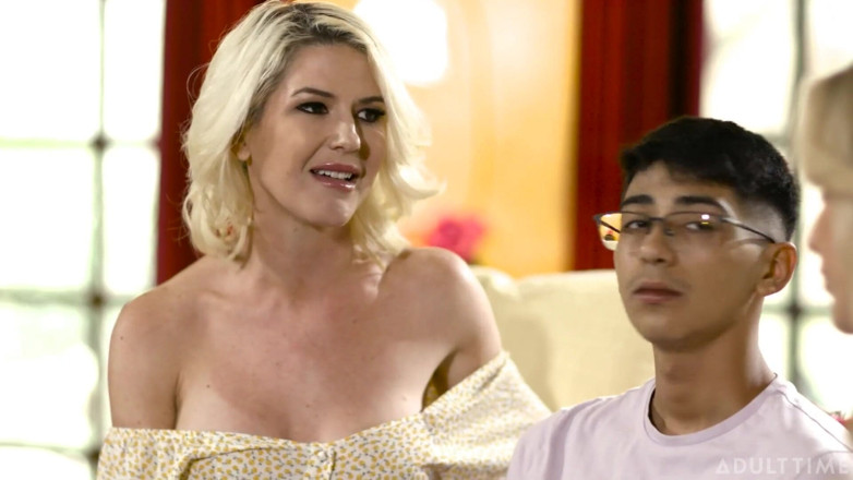 Mommys Boy: Mommy's Boy - счастливая тинка получает возможность трахаться с горячими мачехами Kayla Paige и Kit Mercer