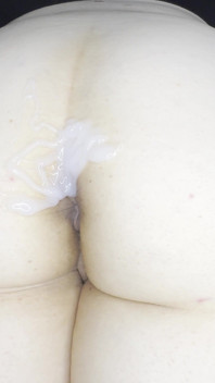 Vibrador de vidro preto fode minha bunda!
