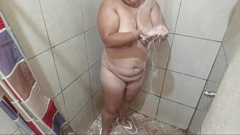 Stepmom_with_big_tits: Сексуальная девушка принимает душ в ванной мотеля и трогает ее сиськи и задницу, очень богато