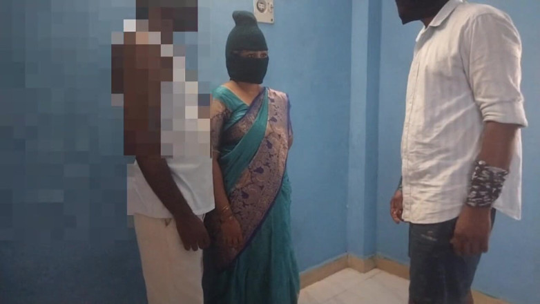 Tamil lesbian: Mia moglie fa sesso con il mio capo. Un trio...
