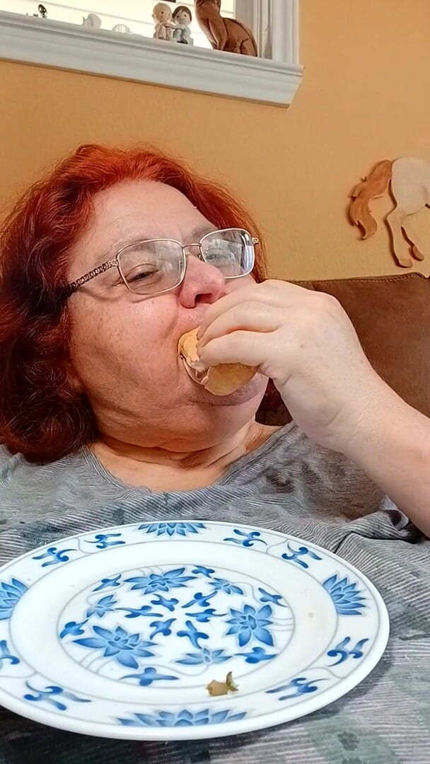 BBW nurse Vicki adventures with friends: Mâncând o rulou bolo sandviș pentru fata grasă care mănâncă...