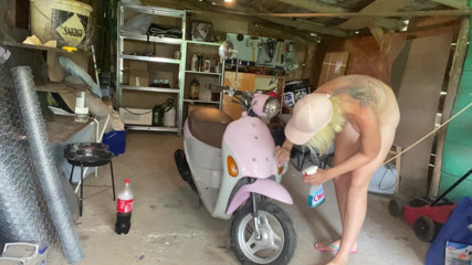 Cuteblonde666: Fată păroasă - curățenie pe motocicletă