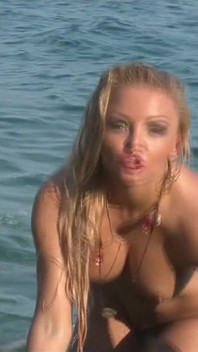 Une blonde se doigte la chatte sur Rocky Beach jusqu’à l’orgasme
