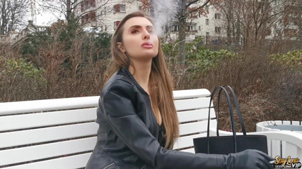 Goddess Lena: Ja z moimi wysokimi obcasami w parku