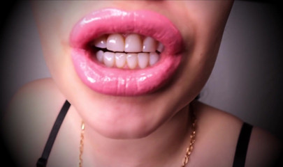 Goddess Misha Goldy: Hamba ginjal. Menjadi lebih lemah untuk saya! Bibir diliputi ginjal...