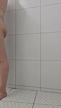 La mariquita Kanisa se está duchando en la ducha blanca