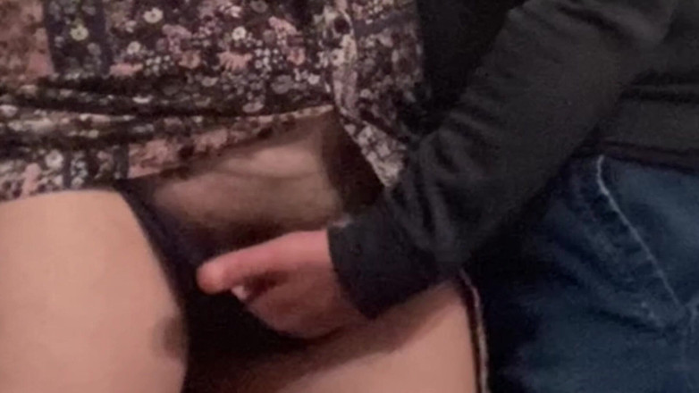 PriyaNaavya: Wow!!! Pria asing lagi asik ngusap memekku di dalam kereta