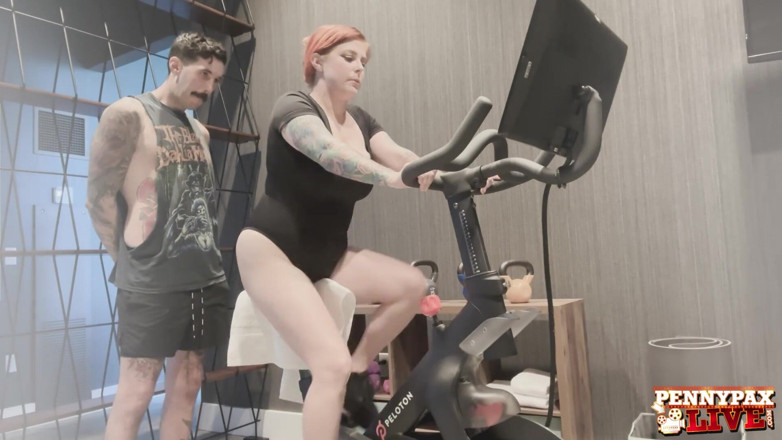 Penny Pax: Penny Pax bekerja di gim