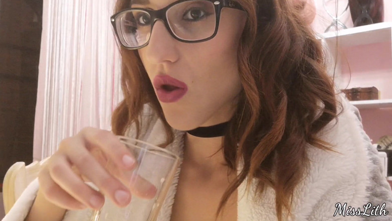 Miss Lith Domina: Ordenado a engolir minha cuspida