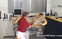 Rubber &amp; Clinic Studio - 1ATOYS: Дивний анальний фістинг на гінекологічному кріслі в латексі