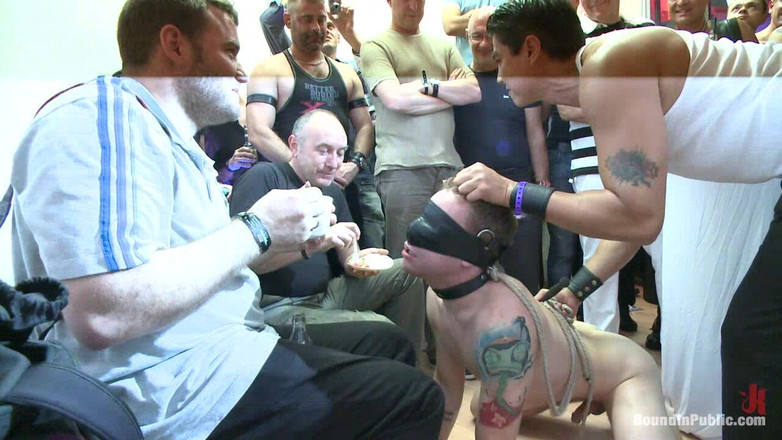 Bound in public: Hustlaball Berlín 2012 - Ich Bin Eine Deutsche Schlampe
