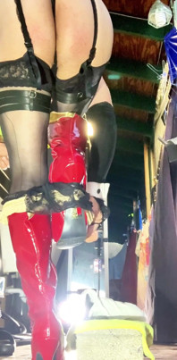 Drăguța Femboy își întinde curul pentru a lua un vibrator imens!