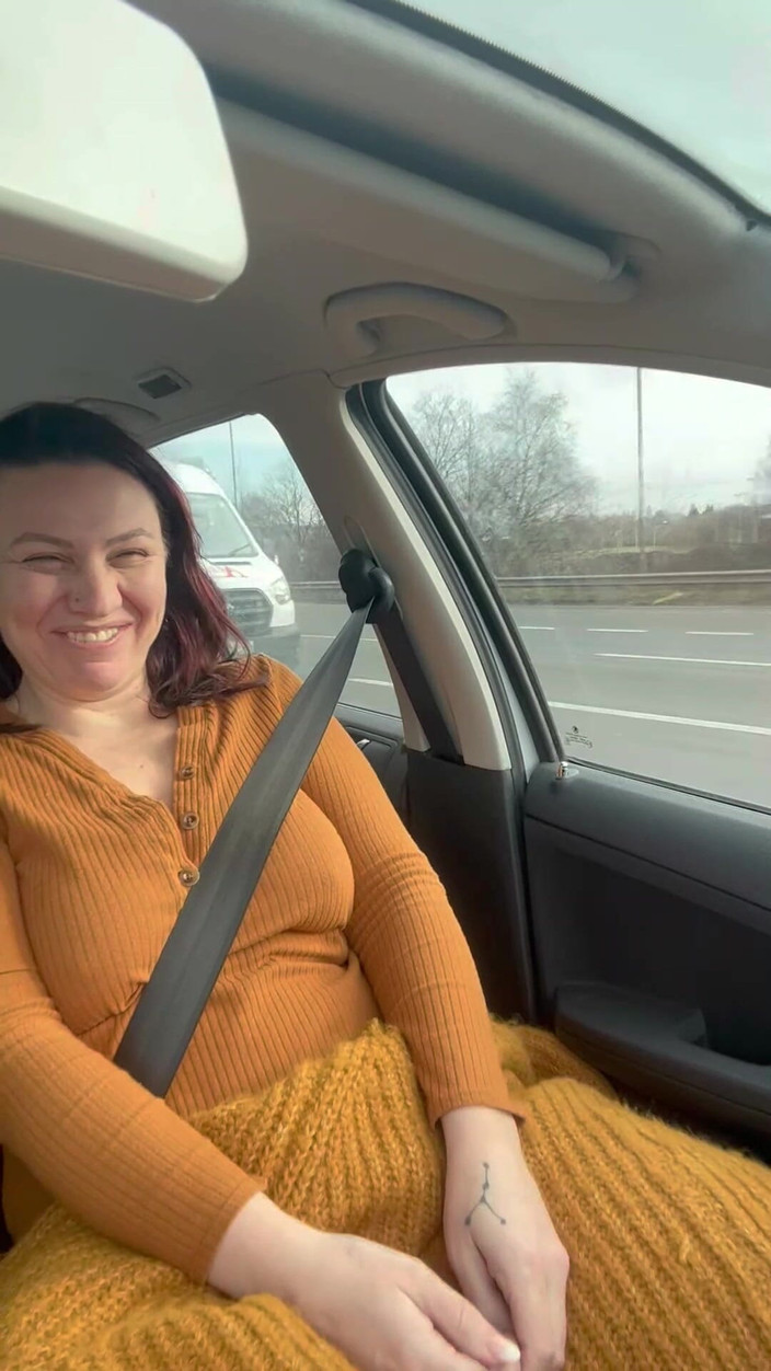 Lustful Libertines: Yaşlı ama goldie - arabada bardağa işiyor