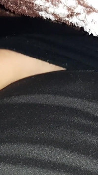 În timp ce mama mea vitregă curăță apartamentul, o urmăresc și se masturbează