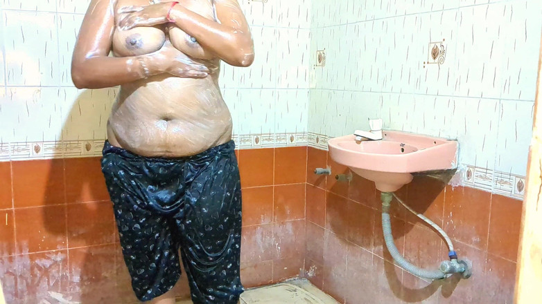 CharlieAishaa: Desi Indian Hot Wife Aishaa Apne Boyfriend Ko Nahate Dikha...