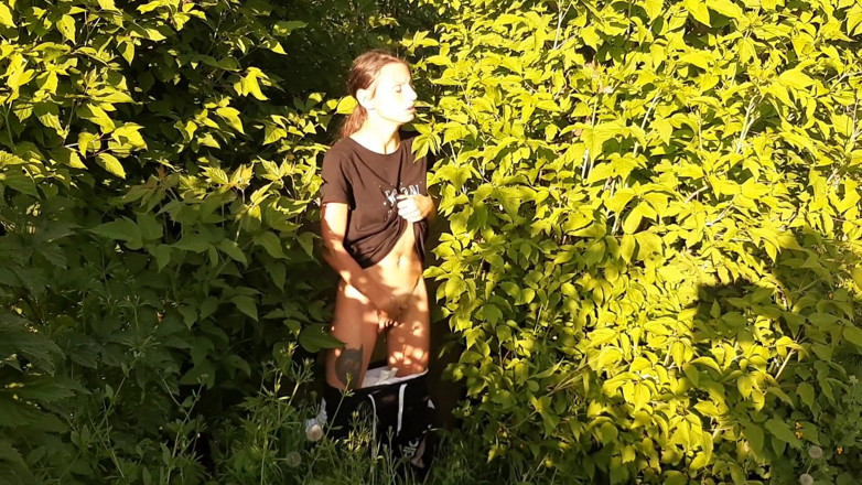 Lesbian-candys: Arriesgada masturbación femenina al aire libre en la naturaleza