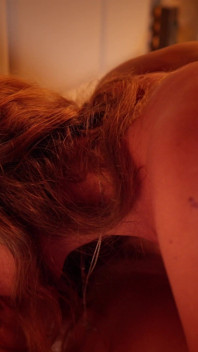 Ein echter teenager-lesben-orgasmus für die stieftochter meines nachbarn