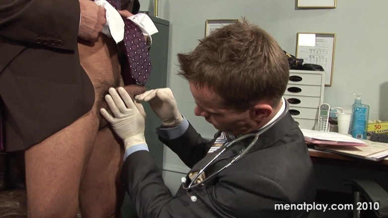 MenAtPlay: El Dr. Stevens examina a Damien Crosse