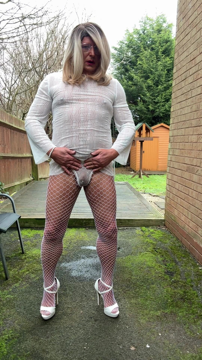 Kellycd2022: Beyaz file çoraplı ve topuklu seksi travesti Kellycd2022