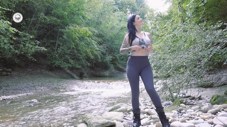Alissa Noir: Alissa Noir se divierte con su exuberante exterior