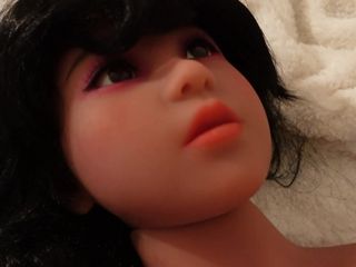 Uhri: Mira la poupée sexuelle se fait baiser pour la première...