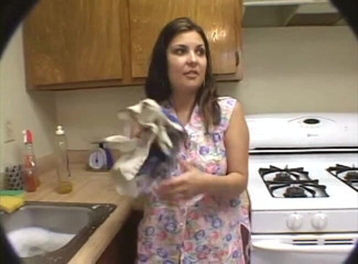 Homegrown Handjob: Ama de llaves latina acaricia a su empleador
